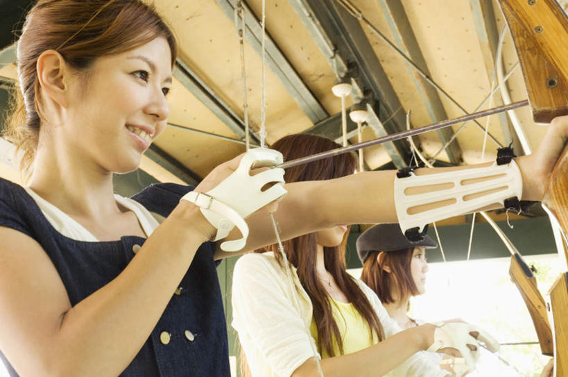 东方人,头发,三个人,伙伴,朋友,站,拉,笑,摸,微笑,露齿笑,横图,室内,白天,侧面,锻炼,旅游,度假,友谊,成功,运动,合作,团队,集体,信心,帽子,亚洲,一副,一排,抚摸,握,阴影,服装,整齐,光线,弓箭,影子,屋檐,拿,拿着,注视,休闲装,黄种人,娱乐,队伍,檐,排列,衣服,黄色,蓝色,白色,蓝天,天空,阳光,手套,遮阳帽,天,观察,看,站着,享受,休闲,休闲服,放松,握着,服饰,观看,扯,察看,成就,队列,关注,合伙,一顶,体育,友情,年轻女性,女人,女性,亚洲人,触摸,接触,站立,半身,彩图,健身