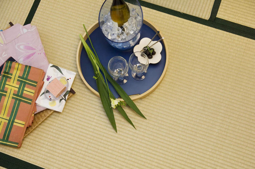 无人,横图,俯视,室内,白天,民族服装,化妆,美容,地板,杯子,餐具,叶子,一块,护肤,阴影,和服,反射,碟子,方格,高脚杯,盘,铁桶,桶,影子,绿叶,红酒杯,地面,红酒瓶,木地板,玻璃制品,酒瓶,一个,红色,盘子,玻璃瓶,化妆品,酒杯,瓶子,容器,肥皂,碟,香皂,日用品,洗浴用品,清洁,保养,享受,休闲,嫩叶,放松,保健,服饰,单个,储藏,护肤品,储存,舒缓,冰桶,养颜,吴服,香槟桶,唐草,唐花,唐锦,去污,紧肤,嫩肤,叶,叶片,玻璃杯,洗涤,彩图,高角度拍摄,传统服装,民俗服,贮存