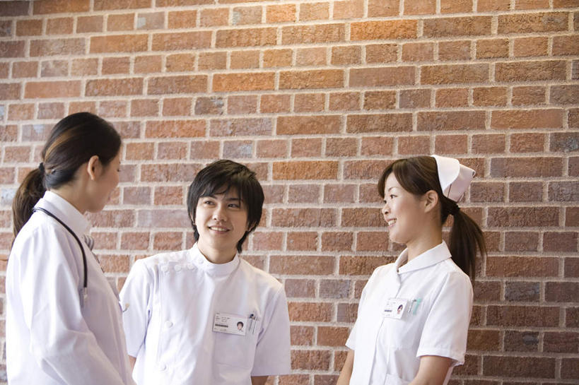 东方人,三个人,同事,医生,站,笑,摸,说,微笑,露齿笑,横图,室外,白天,正面,讨论,成功,合作,团队,集体,信心,亚洲,一排,许多,抚摸,阴影,整齐,光线,影子,墙,扭头,注视,黄种人,队伍,墙壁,墙面,排列,红色,阳光,观察,看,站着,转头,医护人员,医疗人员,砖头,观看,察看,领导,白大褂,成就,队列,关注,合伙,领袖,交流,男人,男性,年轻男性,年轻女性,女人,女性,亚洲人,大夫,触摸,沟通,讲话,交谈,接触,商讨,说话,谈话,站立,半身,彩图