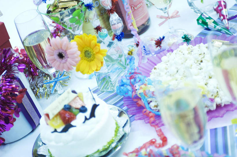 点心,无人,横图,俯视,室内,白天,聚会,下午茶,餐桌,桌子,草莓,浆果,柠檬,杯子,餐具,水果,椅子,一堆,一块,许多,阴影,堆叠,堆积,新鲜,装饰,盛开,光线,布料,叉子,瓷器,刀叉,刀子,碟子,高脚杯,影子,勺子,生食,食品,果实,花蕾,布纹,玻璃制品,酒瓶,桌布,花,花瓣,花朵,鲜花,食物,糕点,两朵,粉色,黄色,红色,紫色,白色,阳光,盘子,玻璃瓶,彩带,餐巾,酒杯,水杯,调羹,台布,花苞,花蕊,爆米花,有机食品,绿色食品,堆,华丽,修饰,点缀,铁勺,衬托,美观,雅致,雅观,玻璃杯,益母果,洋莓,水果皇后,柠果,红莓,地莓,彩图,高角度拍摄,蛋糕