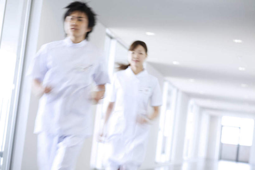 东方人,头发,两个人,同事,医生,医院,站,跑,横图,室内,白天,正面,锻炼,成功,运动,合作,团队,集体,信心,窗户,落地窗,照明,亚洲,一排,阴影,朦胧,模糊,整齐,光线,壁灯,影子,墙,灯光,抬腿,黄种人,玻璃窗,墙壁,墙面,灯,排列,黑色,阳光,灯具,站着,医护人员,医疗人员,抬手,照亮,白大褂,照明设备,成就,队列,医疗机构,体育,男人,男性,年轻男性,年轻女性,女人,女性,亚洲人,大夫,跑步,站立,半身,彩图,健身,病院,诊所