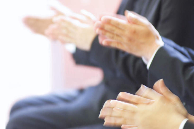 东方人,四个人,同事,商务人士,商务男性,商务女性,办公室,坐,摸,说,横图,室内,白天,侧面,衬衫,讨论,快乐,兴奋,骄傲,成功,胜利,合作,团队,集体,信心,亚洲,一排,抚摸,击掌,阴影,套装,开会,朦胧,模糊,整齐,会议,光线,影子,黄种人,队伍,排列,阳光,手势,自信,领导,成就,队列,商务装,合伙,领袖,工薪阶层,交流,男人,男性,年轻男性,年轻女性,女人,女性,亚洲人,白领,上班族,触摸,沟通,讲话,交谈,接触,拍手,商讨,说话,谈话,坐着,半身,彩图,衬衣,欢乐,开心