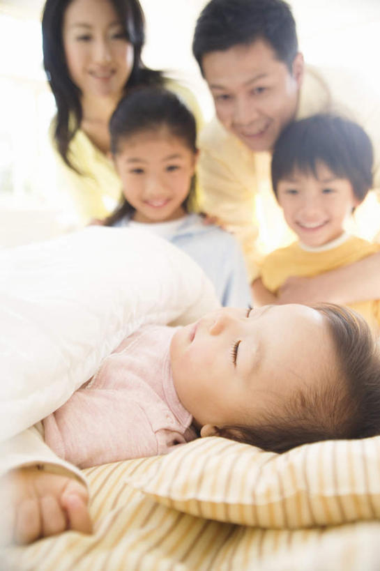 东方人,儿童,头发,家庭,夫妻,母亲,父亲,女儿,儿子,躺,闭眼,笑,睡,微笑,露齿笑,竖图,室内,白天,正面,爱情,纯洁,床,卧室,亚洲,五个人,弯腰,阴影,服装,光线,影子,床单,许多人,浪漫,注视,休闲装,黄种人,被子,小孩,衣服,粉色,黄色,黑色,阳光,低头,观察,看,一群人,休闲,温暖,温馨,父子,母女,一家人,休闲服,恩爱,父爱,可爱,母爱,童年,童趣,恋人,服饰,单人床,观看,和睦,察看,被单,关注,童真,烂漫,无邪,弯身,卧着,天真,男孩,男人,男性,年轻男性,年轻女性,女孩,女人,女性,亚洲人,孩子,夫妇,情侣,闭眼睛,闭着眼,闭着眼睛,困,困觉,寝息,睡觉,躺着,卧,半身,彩图,睡房,卧房,伴侣,融洽,男生,女生