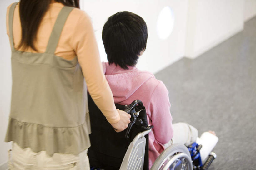 东方人,两个人,家庭,夫妻,医院,站,坐,走,推,摸,横图,俯视,室内,白天,爱情,亚洲,抚摸,阴影,服装,反射,瓷砖,地砖,工具,影子,地面,浪漫,休闲装,黄种人,一个,衣服,粉色,黄色,轮椅,复健,靠,靠着,倚靠,站着,休闲,康复,温暖,温馨,一家人,休闲服,器械,恩爱,恋人,服饰,单个,和睦,医疗设备,倚着,医疗器械,医疗工具,医疗机构,辅助设备,男人,男性,年轻男性,年轻女性,女人,女性,亚洲人,夫妇,情侣,步行,触摸,接触,散步,站立,走路,坐着,半身,彩图,高角度拍摄,病院,诊所,伴侣,融洽