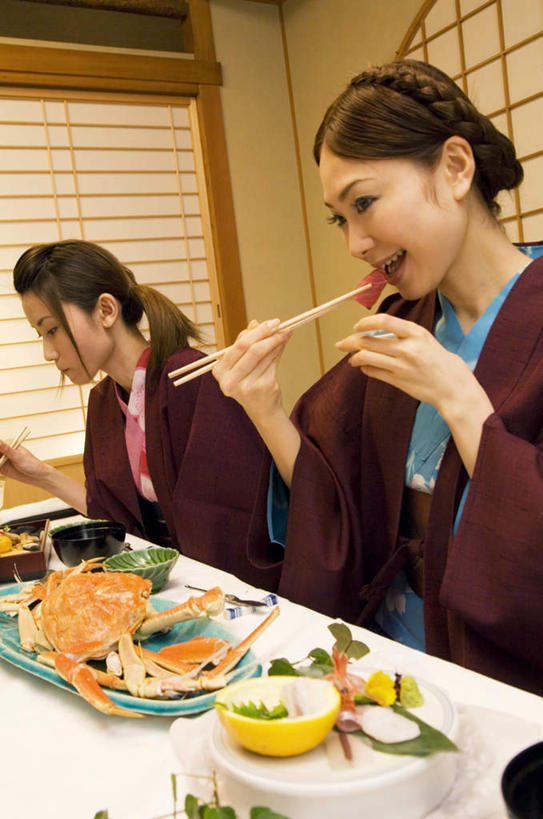 海鲜,蟹,东方人,两个人,伙伴,朋友,客厅,坐,捧,笑,摸,吃,微笑,露齿笑,竖图,室内,白天,侧面,民族服装,友谊,筷子,桌子,餐具,叶子,亚洲,一双,许多,抚摸,握,和服,螃蟹,碟子,方格,盘,办公桌,墙,绿叶,拿,拿着,注视,黄种人,文化,传统,水产,海洋生物,墙壁,墙面,红色,盘子,碟,观察,看,嫩叶,握着,服饰,观看,礼节,察看,起居室,关注,水生动物,海产品,礼仪,水生物,海底动物,吴服,唐草,唐花,唐锦,友情,年轻女性,女人,女性,亚洲人,叶,叶片,进餐用具,触摸,端,端着,接触,嚼,捧着,食,手捧,坐着,半身,彩图,传统服装,民俗服