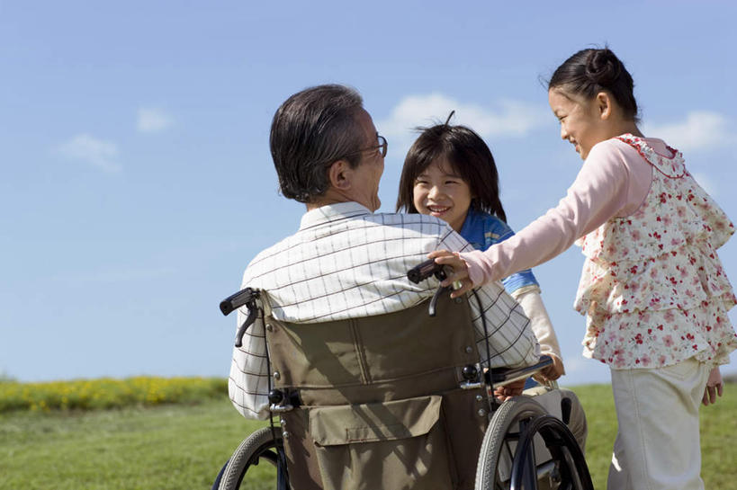 儿童,背部,头发,三个人,家庭,祖父,坐,蹲,笑,摸,微笑,露齿笑,横图,室外,白天,正面,旅游,度假,纯洁,草地,草坪,植物,一把,撑,抚摸,阴影,条纹,服装,光线,工具,影子,云,云朵,云彩,扭头,注视,休闲装,娱乐,相视,草,小孩,衣服,粉色,蓝色,绿色,白色,黑色,白云,蓝天,天空,阳光,轮椅,天,复健,观察,看,转头,享受,休闲,康复,温暖,温馨,一家人,面对面,休闲服,器械,放松,可爱,童年,童趣,服饰,爷爷,观看,祖孙,对视,和睦,察看,医疗设备,撑着,关注,医疗器械,相对,医疗工具,童真,烂漫,无邪,外孙女,外公,外祖父,相看,辅助设备,天真,老年男性,男孩,男人,男性,女孩,女人,女性,孩子,孙女,触摸,蹲着,接触,坐着,半身,彩图,融洽,男生,女生