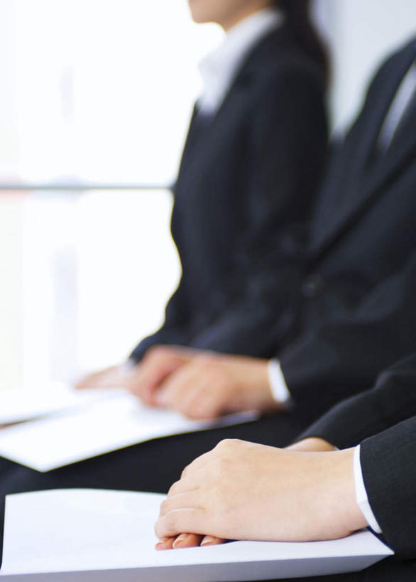 东方人,三个人,同事,商务人士,商务男性,商务女性,办公室,坐,摸,竖图,室内,白天,侧面,衬衫,成功,合作,团队,集体,信心,窗户,亚洲,一排,抚摸,握,阴影,套装,朦胧,模糊,整齐,光线,材料,档案,文件,影子,墙,领带,拿,拿着,黄种人,队伍,玻璃窗,墙壁,墙面,排列,阳光,资料,靠,靠着,倚靠,握着,领导,倚着,成就,队列,文档,商务装,合伙,领袖,工薪阶层,男人,男性,年轻男性,年轻女性,女人,女性,亚洲人,白领,上班族,触摸,接触,坐着,半身,彩图,衬衣