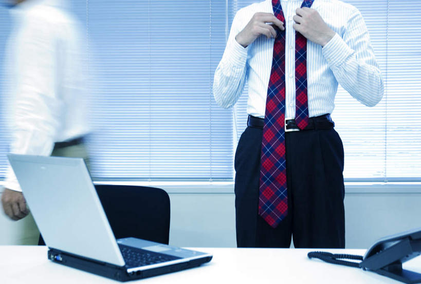 东方人,两个人,伙伴,朋友,商务人士,商务男性,办公室,站,走,摸,打电话,横图,室内,白天,正面,衬衫,友谊,电脑,笔记本电脑,桌子,电话,手机,椅子,亚洲,一把,抚摸,握,阴影,套装,朦胧,模糊,反射,网络,影子,办公桌,墙,领带,拿,拿着,黄种人,通讯设备,墙壁,墙面,红色,黑色,站着,握着,无线,通信设备,商务装,无线网络,无线上网,便携式电脑,工薪阶层,一部,交流,友情,手提电脑,男人,男性,年轻男性,亚洲人,白领,上班族,步行,触摸,沟通,接触,通话,站立,走路,半身,彩图,衬衣