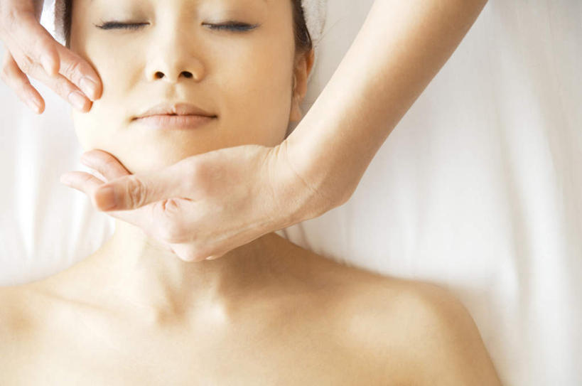 东方人,头发,两个人,伙伴,朋友,按摩师,站,闭眼,笑,摸,微笑,横图,俯视,室内,特写,白天,浴袍,按摩,友谊,窗户,亚洲,撑,抚摸,阴影,光线,影子,墙,托腮,黄种人,玻璃窗,墙壁,墙面,白色,黑色,阳光,趴着,托,站着,享受,健康,保健,托下巴,指压,友情,年轻女性,女人,女性,亚洲人,长发,技师,闭眼睛,闭着眼,闭着眼睛,触摸,接触,趴,抬头,仰头,站立,半身,彩图,高角度拍摄,汤帷子,浴衣,推拿