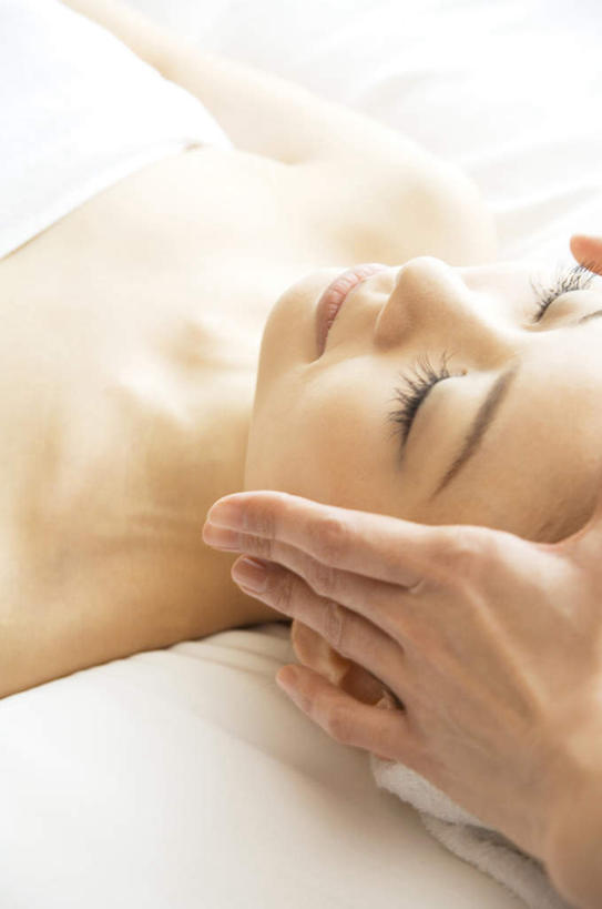 东方人,头发,两个人,伙伴,朋友,按摩师,站,闭眼,笑,摸,微笑,竖图,俯视,室内,特写,白天,浴袍,按摩,友谊,窗户,亚洲,撑,抚摸,阴影,光线,影子,墙,托腮,黄种人,玻璃窗,墙壁,墙面,白色,黑色,阳光,趴着,托,站着,享受,健康,保健,托下巴,指压,友情,年轻女性,女人,女性,亚洲人,长发,技师,闭眼睛,闭着眼,闭着眼睛,触摸,接触,趴,抬头,仰头,站立,半身,彩图,高角度拍摄,汤帷子,浴衣,推拿