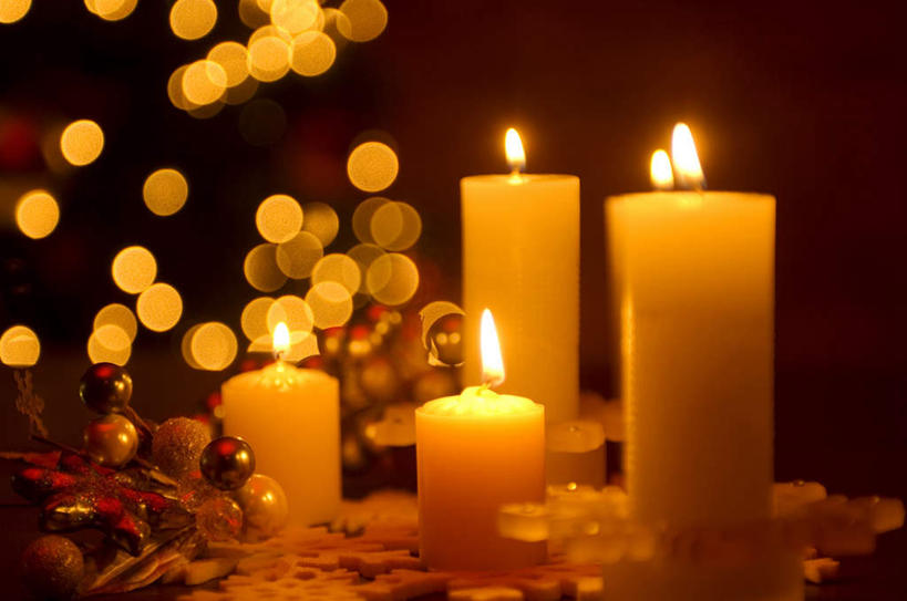 无人,横图,俯视,室内,白天,爱情,幸福,纯洁,热情,植物,桌面,玫瑰,蜡烛,玻璃,照明,圣诞节,一棵,许多,阴影,节日,朦胧,模糊,庆祝,盛开,反射,彩灯,火焰,影子,烛光,灯光,圣诞树,玫瑰花,浪漫,燃烧,花蕾,文化,玻璃制品,灯,花,花瓣,花朵,鲜花,树,树木,两个,红色,绿色,自然,玻璃球,灯具,花苞,花蕊,点燃,庆典,温暖,温馨,恩爱,生长,成长,纪念,照亮,和睦,照明设备,感动,尊敬,天真,刺玫花,徘徊花,彩图,高角度拍摄,融洽