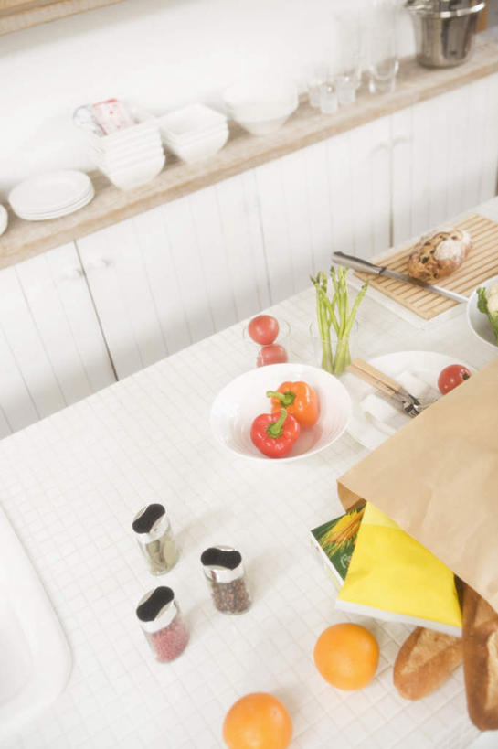 点心,面包,头发,无人,竖图,俯视,室内,白天,植物,厨房,柜子,桌面,柑橘,辣椒,蔬菜,西红柿,杯子,餐具,水果,金属制品,一把,一排,一条,许多,切开,服装,新鲜,整齐,金属,碟子,工具,盘,盆栽,水龙头,围裙,墙,水池,竹笋,调料,生食,食品,面点,果实,刀具,盆景,调味品,调味料,休闲装,笋,墙壁,墙面,食物,糕点,排列,三个,一个,衣服,绿色,白色,黑色,自然,盘子,水杯,橱柜,碟,碗,刀,切,休闲,休闲服,服饰,有机食品,绿色食品,生长,单个,成长,队列,菜刀,剖面,彩椒,切面,辣角,红海椒,大椒,辣虎,广椒,切菜刀,茶杯,橘子,桔子,橙子,橙,甜椒,柿子椒,辣子,海椒,番茄,番椒,灯笼椒,彩图,高角度拍摄,灶间