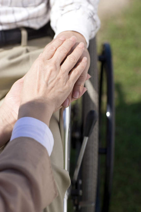 东方人,手,两个人,家庭,夫妻,病人,坐,蹲,握手,摸,竖图,俯视,室外,白天,衬衫,爱情,旅游,度假,草地,草坪,植物,亚洲,抚摸,阴影,服装,光线,工具,影子,浪漫,休闲装,黄种人,娱乐,草,衣服,绿色,白色,灰色,阳光,轮椅,复健,靠,靠着,倚靠,享受,休闲,康复,温暖,温馨,一家人,手部,休闲服,器械,恩爱,放松,恋人,服饰,和睦,医疗设备,倚着,医疗器械,医疗工具,辅助设备,老年男性,老年女性,男人,男性,女人,女性,亚洲人,夫妇,情侣,患者,就医者,触摸,蹲着,接触,拉手,手拉手,手握手,坐着,半身,彩图,高角度拍摄,衬衣,伴侣,融洽