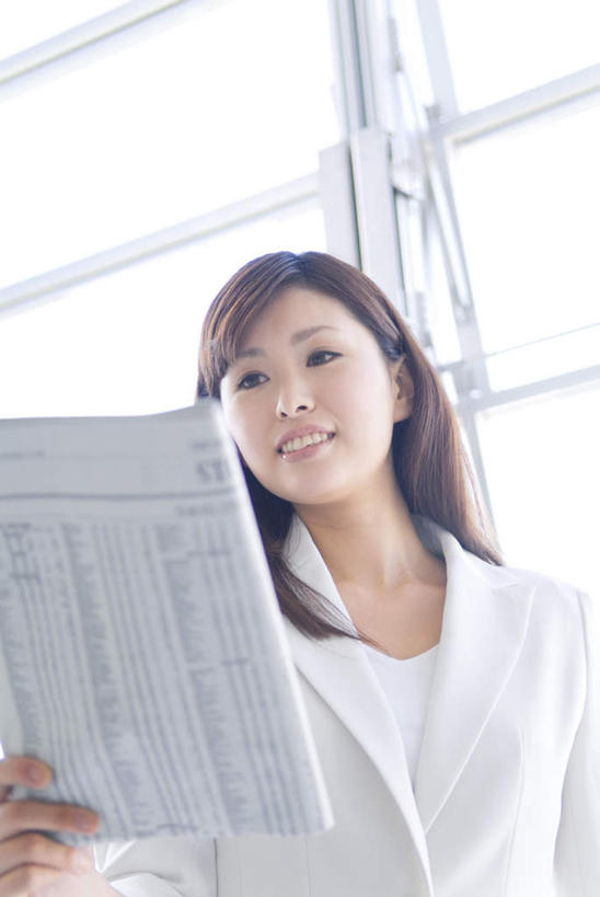 东方人,头发,一个人,商务人士,商务女性,站,笑,摸,微笑,露齿笑,竖图,室内,白天,正面,衬衫,阅读,窗户,落地窗,报纸,亚洲,仅一个年轻女性,仅一个女性,仅一个人,一张,许多,抚摸,握,学习,阴影,套装,光线,信息,方格,影子,墙,拿,拿着,注视,黄种人,玻璃窗,墙壁,墙面,白色,黑色,阳光,低头,观察,看,站着,浏览,握着,观看,新闻,察看,关注,商务装,工薪阶层,年轻女性,女人,女性,亚洲人,白领,上班族,触摸,接触,站立,半身,彩图,衬衣,报刊