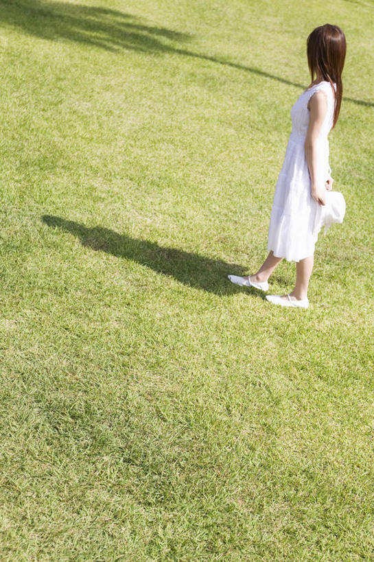 东方人,儿童,头发,一个人,站,摸,竖图,俯视,室外,白天,裙子,旅游,度假,纯洁,草地,草坪,植物,亚洲,仅一个女性,仅一个人,抚摸,阴影,连衣裙,光线,影子,扭头,注视,黄种人,娱乐,草,小孩,绿色,白色,阳光,观察,看,站着,转头,仅一个小孩,享受,休闲,放松,可爱,童年,童趣,观看,察看,关注,童真,烂漫,无邪,天真,女孩,女人,女性,亚洲人,孩子,长发,触摸,接触,站立,彩图,高角度拍摄,全身,女生