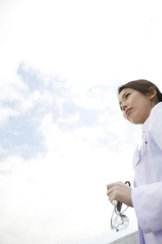 东方人,头发,一个人,医生,站,笑,微笑,露齿笑,竖图,室外,白天,仰视,亚洲,仅一个年轻女性,仅一个女性,仅一个人,握,阴影,光线,影子,云,云朵,拿,云彩,拿着,注视,黄种人,一个,蓝色,黑色,白云,蓝天,天空,阳光,听诊器,天,观察,看,站着,医护人员,医疗人员,握着,单个,观看,察看,医疗设备,白大褂,关注,年轻女性,女人,女性,亚洲人,大夫,站立,半身,彩图,低角度拍摄