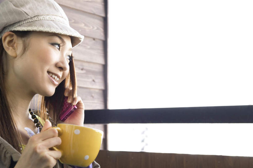 东方人,一个人,栏杆,站,举,笑,摸,打电话,微笑,露齿笑,横图,室内,白天,侧面,杯子,电话,帽子,手机,亚洲,仅一个年轻女性,仅一个女性,仅一个人,抚摸,握,阴影,光线,瓷器,影子,墙,围栏,走道,走廊,过道,褐色,咖啡杯,陶瓷制品,拿,听,拿着,扭头,注视,黄种人,通讯设备,护栏,墙壁,墙面,一个,黄色,阳光,观察,看,托,站着,转头,握着,单个,观看,察看,关注,瓷杯,一部,一顶,交流,年轻女性,女人,女性,亚洲人,触摸,沟通,接触,举起,举手,举着,通话,向上举,向上伸,向上托,站立,半身,彩图