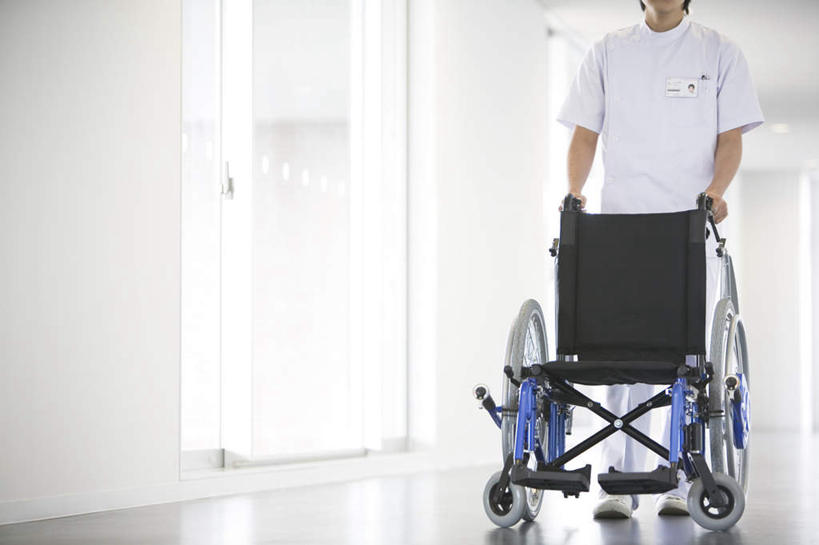 东方人,一个人,医生,医院,站,走,推,摸,横图,室内,白天,正面,亚洲,仅一个男性,仅一个人,抚摸,阴影,光线,瓷砖,地砖,工具,影子,墙,地面,黄种人,墙壁,墙面,仅一个年轻男性,一个,阳光,轮椅,复健,站着,医护人员,医疗人员,康复,器械,单个,医疗设备,白大褂,医疗器械,医疗工具,医疗机构,辅助设备,男人,男性,年轻男性,亚洲人,大夫,步行,触摸,接触,站立,走路,半身,彩图,病院,诊所