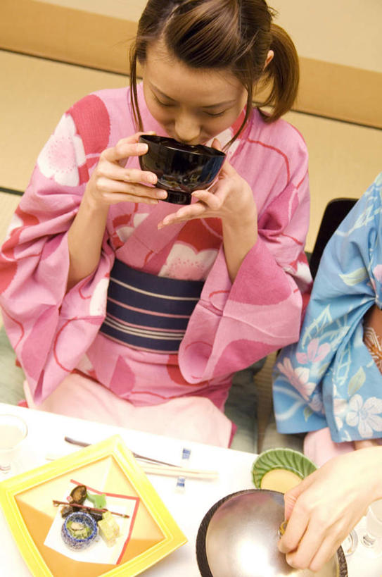 东方人,头发,两个人,家庭,夫妻,客厅,坐,捧,摸,竖图,俯视,室内,白天,民族服装,爱情,烹饪,餐桌,筷子,桌子,餐具,亚洲,抚摸,喝,握,阴影,和服,光线,碟子,盘,影子,办公桌,墙,日本料理,料理,食品,浪漫,拿,拿着,注视,黄种人,文化,传统,火锅,菜肴,美食,墙壁,墙面,食物,黄色,红色,蓝色,阳光,盘子,碟,日式料理,低头,观察,看,日式,温暖,温馨,一家人,恩爱,握着,恋人,服饰,佳肴,餐台,观看,礼节,和睦,察看,起居室,关注,礼仪,吴服,唐草,唐花,唐锦,男人,男性,年轻男性,年轻女性,女人,女性,亚洲人,长发,夫妇,情侣,进餐用具,触摸,端,端着,接触,捧着,手捧,坐着,半身,彩图,高角度拍摄,传统服装,民俗服,伴侣,融洽