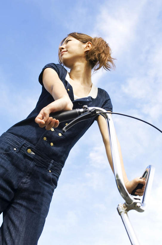 东方人,头发,一个人,站,笑,摸,微笑,露齿笑,竖图,室外,白天,仰视,旅游,度假,自行车,亚洲,仅一个年轻女性,仅一个女性,仅一个人,抚摸,握,阴影,服装,光线,影子,云,云朵,云彩,扭头,注视,休闲装,黄种人,娱乐,车,脚踏车,衣服,黄色,蓝色,白云,蓝天,天空,阳光,交通工具,天,观察,看,站着,转头,享受,休闲,休闲服,放松,握着,服饰,观看,察看,关注,载具,年轻女性,女人,女性,亚洲人,触摸,接触,站立,半身,彩图,低角度拍摄