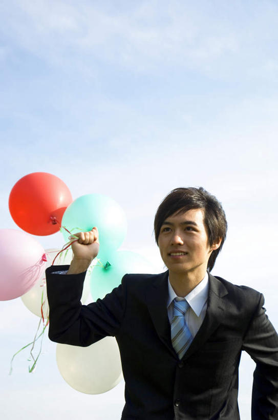 东方人,头发,一个人,商务人士,商务男性,站,举,笑,摸,微笑,露齿笑,竖图,室外,白天,正面,衬衫,旅游,度假,亚洲,仅一个男性,仅一个人,许多,抚摸,握,阴影,套装,装饰,光线,影子,塑料,云,云朵,领带,拿,云彩,拿着,注视,黄种人,娱乐,仅一个年轻男性,红色,蓝色,绿色,黑色,白云,蓝天,天空,阳光,气球,塑料制品,天,观察,看,托,站着,享受,休闲,放松,握着,观看,华丽,修饰,点缀,察看,关注,商务装,工薪阶层,衬托,美观,雅致,雅观,男人,男性,年轻男性,亚洲人,白领,上班族,触摸,接触,举起,举手,举着,向上举,向上伸,向上托,站立,半身,彩图,衬衣