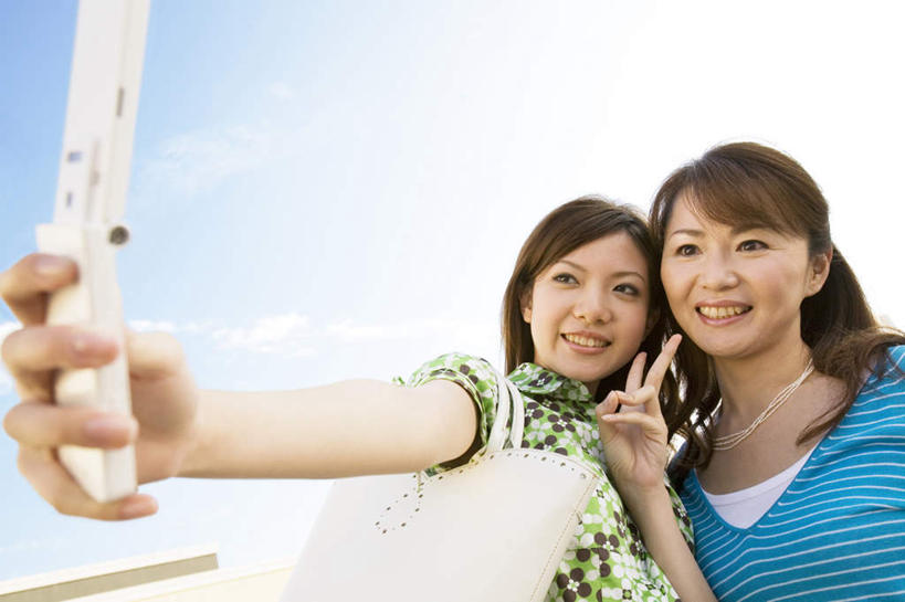 东方人,头发,两个人,伙伴,朋友,站,举,笑,打电话,微笑,露齿笑,横图,室外,白天,正面,旅游,度假,快乐,兴奋,友谊,骄傲,成功,胜利,电话,手机,亚洲,一条,阴影,条纹,服装,光线,影子,云,云朵,云彩,注视,休闲装,黄种人,娱乐,通讯设备,拍照,衣服,蓝色,绿色,黑色,白云,蓝天,天空,阳光,围巾,天,观察,看,手势,托,站着,享受,休闲,休闲服,放松,自信,服饰,观看,察看,关注,一部,交流,友情,年轻女性,女人,女性,亚洲人,长发,沟通,举起,举手,举着,通话,向上举,向上伸,向上托,站立,半身,彩图,欢乐,开心