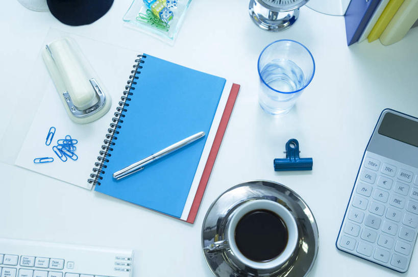 无人,横图,俯视,室内,特写,白天,计算器,桌子,静物,杯子,餐具,一本,连接,阴影,不锈钢,组合,光线,计算,科学,笔,不锈钢制品,瓷器,碟子,盘,影子,办公桌,办公用品,订书机,记事本,咖啡杯,陶瓷制品,文具,一个,蓝色,阳光,本子,笔记本,盘子,夹子,学习用品,碟,理财,财务,单个,链接,文具用品,一支,装订,数学,拼接,杠杆,拼凑,瓷杯,订书器,拼合,凑集,聚合,撮合,链结,缝合,彩图,高角度拍摄