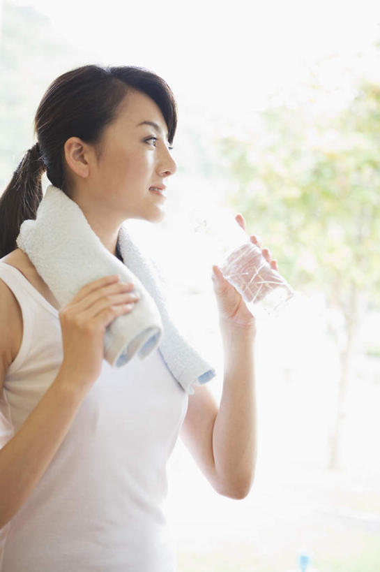 东方人,一个人,站,举,笑,摸,微笑,露齿笑,竖图,室内,白天,侧面,锻炼,运动,植物,窗户,落地窗,杯子,亚洲,仅一个年轻女性,仅一个女性,仅一个人,一条,抚摸,喝,握,阴影,服装,光线,影子,墙,拿,拿着,注视,休闲装,黄种人,娱乐,玻璃窗,墙壁,墙面,玻璃制品,树,树木,一个,衣服,绿色,白色,阳光,自然,水杯,毛巾,观察,看,托,站着,享受,休闲,休闲服,放松,握着,服饰,生长,单个,成长,观看,察看,关注,室内运动,年轻女性,女人,女性,亚洲人,玻璃杯,触摸,接触,举起,举手,举着,向上举,向上伸,向上托,站立,半身,彩图,健身