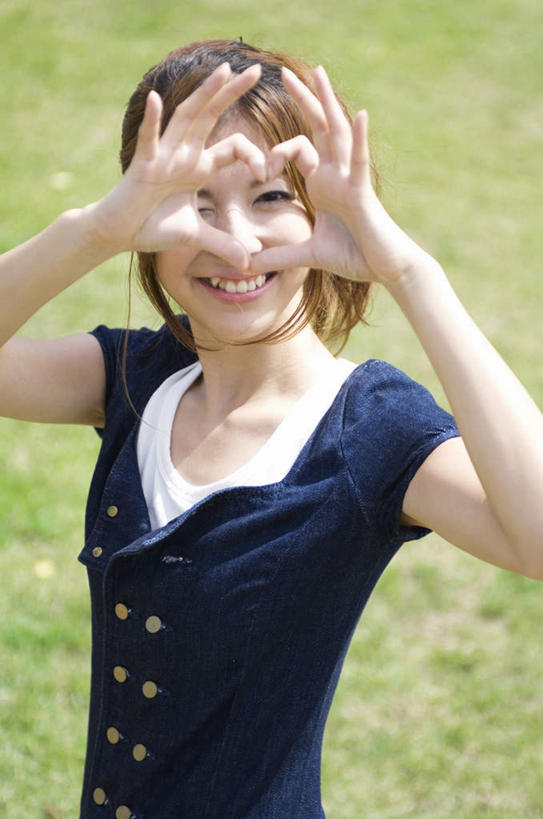 东方人,头发,一个人,站,举,笑,摸,微笑,露齿笑,竖图,俯视,室外,白天,旅游,度假,草地,草坪,植物,亚洲,仅一个年轻女性,仅一个女性,仅一个人,抚摸,阴影,服装,光线,影子,注视,休闲装,黄种人,娱乐,草,衣服,黄色,蓝色,绿色,阳光,观察,看,托,站着,享受,休闲,休闲服,放松,遮,遮掩,服饰,观看,察看,掩盖,遮挡,关注,遮盖,掩饰,年轻女性,女人,女性,亚洲人,触摸,接触,举起,举手,举着,抬头,向上举,向上伸,向上托,仰头,站立,半身,彩图,高角度拍摄