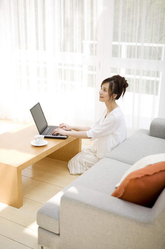 东方人,头发,一个人,客厅,坐,笑,摸,微笑,露齿笑,竖图,俯视,室内,白天,电脑,笔记本电脑,餐桌,靠垫,沙发,桌子,亚洲,仅一个年轻女性,仅一个女性,仅一个人,抚摸,敲打,服装,网络,墙,靠枕,注视,休闲装,黄种人,输入,通讯设备,墙壁,墙面,衣服,红色,白色,黑色,垫子,枕头,打字,观察,看,休闲,休闲服,服饰,餐台,观看,点击,一台,敲击,察看,无线,起居室,关注,通信设备,无线网络,布艺沙发,无线上网,便携式电脑,按键,手提电脑,年轻女性,女人,女性,亚洲人,触摸,接触,坐着,半身,彩图,高角度拍摄