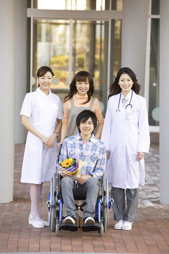 东方人,头发,四个人,家庭,夫妻,伙伴,朋友,医院,站,推,笑,摸,微笑,露齿笑,竖图,室外,白天,正面,爱情,友谊,窗户,落地窗,亚洲,撑,抚摸,阴影,服装,光线,瓷砖,地砖,工具,影子,墙,地面,浪漫,注视,休闲装,黄种人,玻璃窗,墙壁,墙面,衣服,粉色,黑色,阳光,轮椅,复健,观察,看,靠,靠着,倚靠,站着,休闲,康复,温暖,温馨,一家人,休闲服,器械,恩爱,恋人,服饰,观看,和睦,察看,医疗设备,撑着,倚着,关注,医疗器械,医疗工具,医疗机构,辅助设备,友情,男人,男性,年轻男性,年轻女性,女人,女性,亚洲人,夫妇,情侣,触摸,接触,站立,彩图,全身,病院,诊所,伴侣,融洽