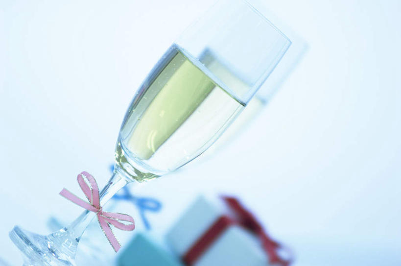 葡萄酒,无人,横图,室内,白天,正面,奢侈,快乐,桌面,杯子,礼盒,礼物,阴影,朦胧,模糊,装饰,光线,高脚杯,影子,纸盒,缎带,两杯,浪漫,玻璃制品,盒子,酒,饮料,两个,黄色,红色,阳光,包装盒,蝴蝶结,酒杯,礼品盒,香槟,诱惑,礼品,华丽,修饰,点缀,香槟杯,衬托,美观,雅致,雅观,气泡酒,起泡酒,汽酒,玻璃杯,彩图,高兴,欢笑