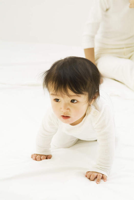 东方人,儿童,头发,两个人,家庭,母亲,儿子,站,笑,摸,微笑,露齿笑,竖图,室内,白天,正面,婴儿服装,纯洁,床,靠垫,卧室,亚洲,撑,抚摸,床单,靠枕,注视,黄种人,被子,小孩,白色,黑色,垫子,枕头,观察,看,趴着,站着,温暖,温馨,母子,一家人,可爱,母爱,童年,童趣,单人床,观看,和睦,察看,撑着,被单,关注,童真,烂漫,无邪,天真,男孩,年轻女性,女人,女性,亚洲人,孩子,年轻人,触摸,接触,趴,抬头,仰头,站立,半身,彩图,婴儿服,睡房,卧房,融洽,男生,襁褓