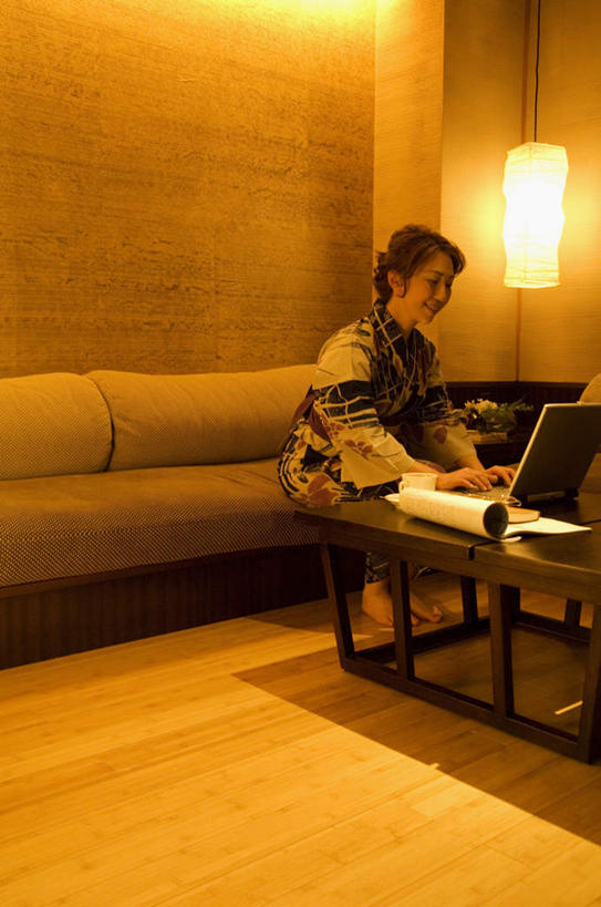 东方人,头发,一个人,客厅,坐,笑,摸,微笑,露齿笑,竖图,室内,白天,正面,民族服装,旅游,度假,电脑,笔记本电脑,沙发,桌子,亚洲,仅一个年轻女性,仅一个女性,仅一个人,抚摸,敲打,和服,网络,办公桌,墙,注视,黄种人,娱乐,输入,通讯设备,墙壁,墙面,黄色,灰色,打字,观察,看,享受,休闲,放松,服饰,观看,点击,敲击,察看,无线,起居室,关注,通信设备,无线网络,布艺沙发,无线上网,便携式电脑,吴服,唐草,唐花,唐锦,按键,手提电脑,年轻女性,女人,女性,亚洲人,长发,触摸,接触,坐着,彩图,全身,传统服装,民俗服