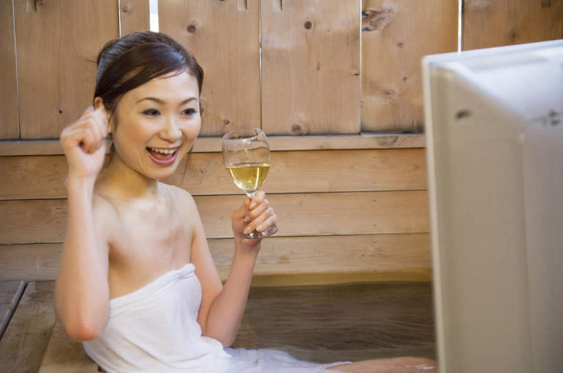 葡萄酒,东方人,头发,一个人,坐,举,笑,微笑,露齿笑,横图,室内,白天,侧面,浴袍,按摩,美容,电脑,显示器,鼠标,键盘,水,杯子,亚洲,仅一个年轻女性,仅一个女性,仅一个人,护肤,握,波纹,条纹,网络,高脚杯,液体,墙,水滴,红酒杯,酒类,拿,拿着,注视,黄种人,鼓励,输入设备,通讯设备,墙壁,墙面,玻璃制品,酒,饮料,一个,白色,黑色,水纹,酒杯,波浪,观察,加油,看,靠,靠着,手势,托,握拳,倚靠,保养,享受,休闲,台式电脑,放松,打气,握着,SPA水疗,保健,温泉浴场,单个,观看,察看,倚着,关注,鼓舞,通信设备,输出设备,养颜,年轻女性,女人,女性,亚洲人,长发,玻璃杯,矿泉疗养地,举起,举手,举着,向上举,向上伸,向上托,坐着,半身,彩图,汤帷子,浴衣,水疗