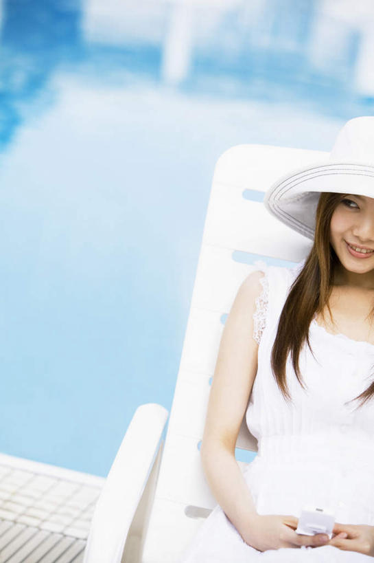 东方人,头发,一个人,体育馆,游泳池,躺,笑,摸,微笑,露齿笑,竖图,俯视,室外,白天,裙子,旅游,度假,水,帽子,椅子,亚洲,仅一个年轻女性,仅一个女性,仅一个人,抚摸,连衣裙,躺椅,水池,水面,注视,黄种人,娱乐,泳池,一个,黄色,白色,遮阳帽,观察,看,靠,靠着,倚靠,享受,休闲,放松,单个,观看,沙滩椅,察看,游泳馆,倚着,关注,一顶,卧着,年轻女性,女人,女性,亚洲人,长发,触摸,接触,躺着,卧,半身,彩图,高角度拍摄