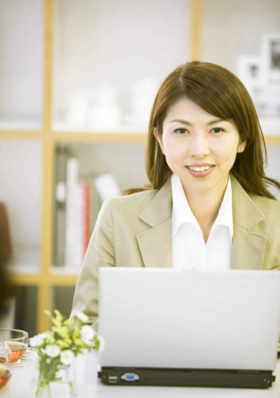 东方人,头发,一个人,商务人士,商务女性,客厅,坐,笑,摸,微笑,露齿笑,竖图,室内,白天,正面,衬衫,电脑,笔记本电脑,植物,柜子,桌子,亚洲,仅一个年轻女性,仅一个女性,仅一个人,一排,一条,许多,抚摸,敲打,套装,整齐,网络,材料,档案,盆栽,文件,办公桌,墙,盆景,注视,黄种人,输入,通讯设备,墙壁,墙面,排列,黄色,绿色,自然,资料,打字,观察,看,靠,靠着,倚靠,生长,成长,观看,点击,敲击,察看,无线,起居室,倚着,队列,关注,文档,通信设备,商务装,无线网络,档案柜,无线上网,便携式电脑,工薪阶层,按键,手提电脑,年轻女性,女人,女性,亚洲人,白领,上班族,触摸,接触,坐着,半身,彩图,衬衣