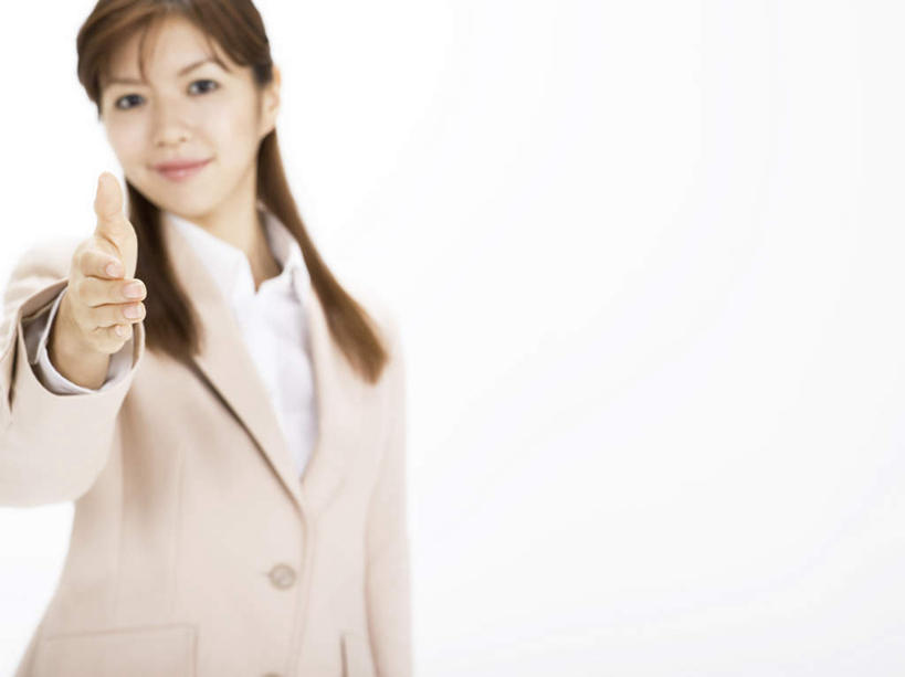 东方人,脸,头,脸颊,头发,一个人,商务人士,商务女性,站,笑,微笑,露齿笑,竖图,室内,白天,正面,衬衫,智慧,亚洲,仅一个年轻女性,仅一个女性,仅一个人,指,阴影,突出,套装,朦胧,模糊,光线,影子,墙,褐色,注视,黄种人,方向,称赞,表扬,墙壁,墙面,灰色,阳光,观察,看,手势,站着,竖,观看,翘,高,察看,指向,夸奖,优秀,食指,关注,商务装,工薪阶层,好,妙,顺利,出色,超群,杰出,卓越,奇妙,聪明,年轻女性,女人,女性,亚洲人,大拇指,头部,长发,脸部,脸蛋,面部,白领,上班族,站立,半身,彩图,衬衣
