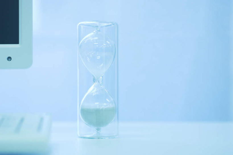 无人,横图,室内,白天,正面,电脑,显示器,鼠标,键盘,桌面,桌子,计时器,沙漏,一堆,一条,阴影,堆叠,堆积,时间,光线,网络,沙子,影子,办公桌,计时,输入设备,通讯设备,一个,阳光,台式电脑,单个,堆,定时器,准确,精准,通信设备,输出设备,彩图