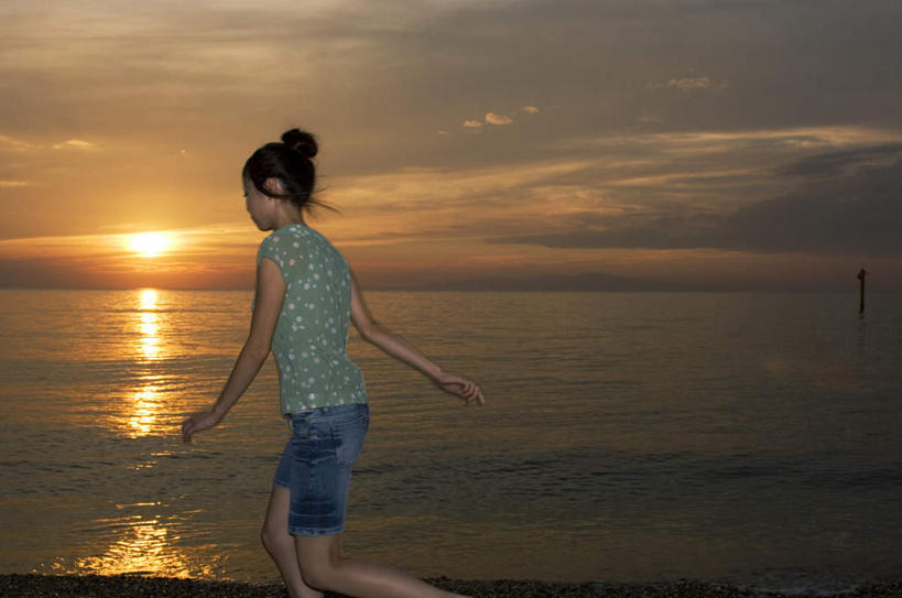 东方人,一个人,站,走,横图,室外,白天,侧面,旅游,度假,海浪,海洋,美景,日落,沙滩,亚洲,仅一个年轻女性,仅一个女性,仅一个人,波纹,服装,沙子,海岸,景观,浪花,晚霞,霞光,云,云朵,落日,沙地,云彩,抬腿,休闲装,黄种人,娱乐,衣服,蓝色,白云,蓝天,水纹,天空,自然,海水,黄昏,波浪,天,站着,享受,休闲,休闲服,景色,彩霞,放松,服饰,自然风光,海景,夕照,年轻女性,女人,女性,亚洲人,大海,风浪,海,海水的波动,海滩,近岸浪,涌浪,夕阳,步行,散步,站立,走路,半身,彩图,斜阳