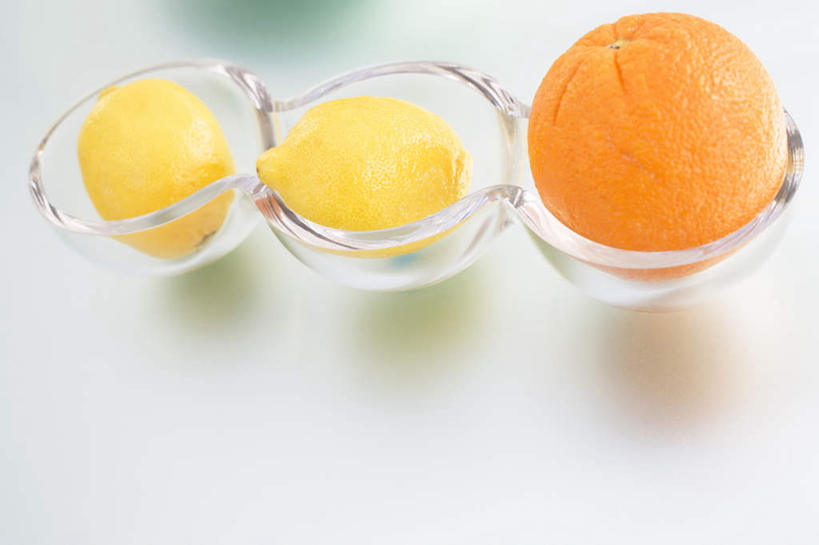 无人,横图,俯视,室内,特写,白天,餐桌,桌面,桌子,柑橘,柠檬,餐具,水果,一排,阴影,朦胧,模糊,新鲜,整齐,光线,碟子,盘,影子,生食,食品,果实,食物,排列,三个,黄色,阳光,盘子,碟,橙色,有机食品,绿色食品,餐台,队列,益母果,柠果,橘子,桔子,橙子,橙,彩图,高角度拍摄