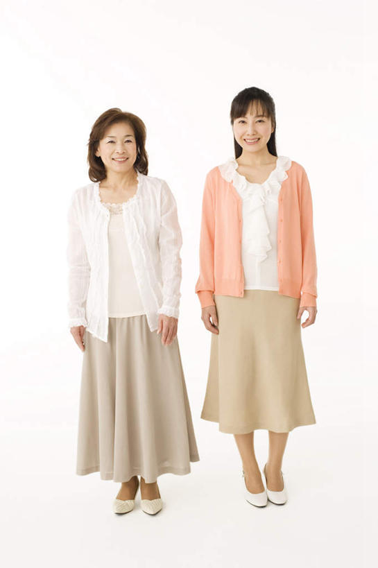 东方人,头发,两个人,伙伴,朋友,站,笑,微笑,露齿笑,竖图,室内,白天,白色背景,正面,裙子,友谊,亚洲,服装,注视,休闲装,黄种人,长裙,衣服,粉色,白色,黑色,观察,看,站着,休闲,休闲服,摄影,服饰,影棚,观看,半身裙,察看,关注,友情,年轻女性,女人,女性,亚洲人,长发,站立,彩图,全身,影棚拍摄,拍摄