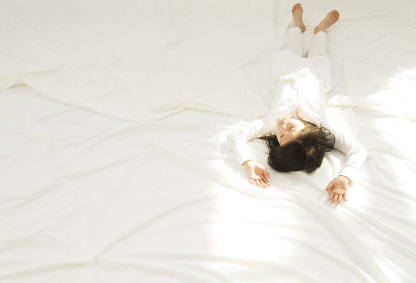 东方人,儿童,头发,一个人,躺,举,伸展双臂,横图,俯视,室内,白天,纯洁,床,卧室,亚洲,仅一个女性,仅一个人,阴影,服装,褶皱,光线,影子,床单,扭头,休闲装,黄种人,被子,小孩,衣服,白色,黑色,阳光,托,转头,仅一个小孩,休闲,休闲服,可爱,童年,童趣,服饰,单人床,被单,童真,烂漫,无邪,卧着,天真,女孩,女人,女性,亚洲人,孩子,长发,敞开双臂,举起,举手,举着,伸开双臂,躺着,卧,向上举,向上伸,向上托,展开双肩,张开手臂,张开双臂,彩图,高角度拍摄,全身,睡房,卧房,女生