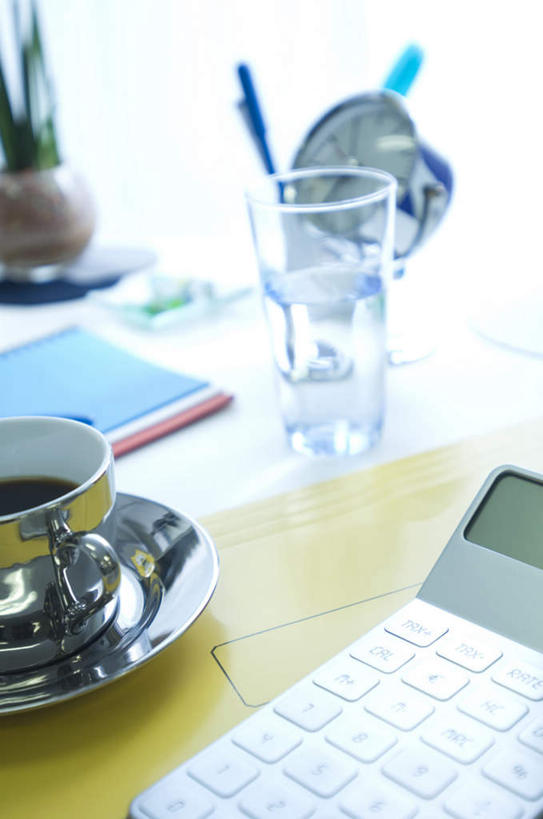 无人,竖图,俯视,室内,白天,计算器,植物,桌子,静物,杯子,餐具,阴影,朦胧,模糊,时间,光线,计算,科学,材料,瓷器,档案,碟子,盘,盆栽,时钟,文件,影子,办公桌,办公用品,咖啡杯,盆景,陶瓷制品,计时,一个,绿色,阳光,自然,盘子,资料,碟,钟表,表,理财,财务,生长,单个,成长,数学,文档,瓷杯,钟,彩图,高角度拍摄