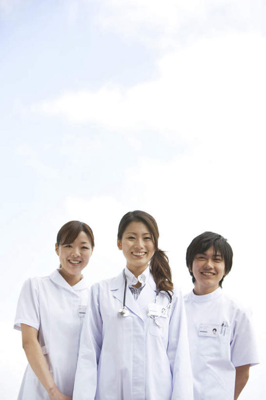 东方人,头发,三个人,伙伴,朋友,医生,站,笑,摸,微笑,露齿笑,竖图,室外,白天,仰视,旅游,度假,友谊,亚洲,一排,抚摸,阴影,整齐,光线,影子,云,云朵,云彩,注视,黄种人,娱乐,排列,一个,蓝色,黑色,白云,蓝天,天空,阳光,听诊器,天,观察,看,站着,医护人员,医疗人员,享受,休闲,放松,单个,观看,察看,医疗设备,白大褂,队列,关注,友情,年轻女性,女人,女性,亚洲人,长发,大夫,触摸,接触,站立,半身,彩图,低角度拍摄