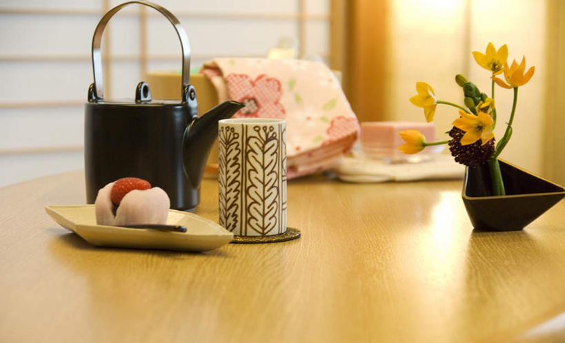 点心,无人,客厅,横图,室内,白天,正面,化妆,美容,餐桌,门,桌子,餐具,照明,一块,许多,护肤,花纹,盛开,木制,壁灯,碟子,方格,壶,盘,盆,图案,勺子,墙,灯光,食品,甜点,甜品,玛格丽特,花蕾,墙壁,墙面,灯,水壶,雏菊,花,花瓣,花朵,鲜花,食物,糕点,一个,粉色,黄色,黑色,盘子,茶壶,化妆品,木制品,肥皂,灯具,调羹,碟,毛巾,门框,汤匙,香皂,日用品,洗浴用品,甜食,花苞,花蕊,清洁,保养,享受,休闲,菊花,放松,保健,单个,餐台,照亮,起居室,护肤品,照明设备,舒缓,养颜,去污,紧肤,嫩肤,延命菊,幸福花,春菊,马兰头花,洗涤,彩图