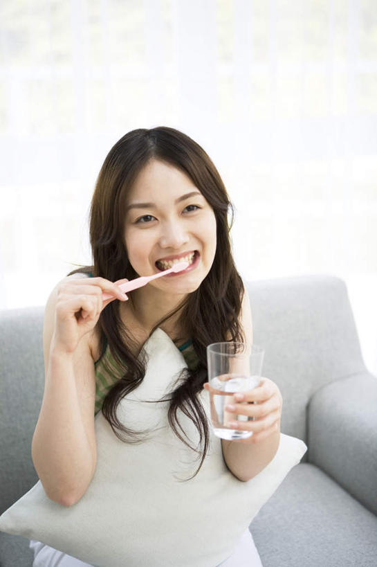 东方人,头发,一个人,客厅,坐,笑,摸,微笑,露齿笑,竖图,俯视,室内,白天,窗户,靠垫,落地窗,沙发,杯子,亚洲,仅一个年轻女性,仅一个女性,仅一个人,抚摸,握,阴影,服装,光线,牙刷,影子,墙,靠枕,拿,拿着,注视,休闲装,黄种人,刷牙,玻璃窗,墙壁,墙面,玻璃制品,一个,衣服,白色,黑色,阳光,水杯,垫子,枕头,观察,看,靠,靠着,倚靠,休闲,休闲服,握着,服饰,单个,洗漱用品,观看,察看,起居室,倚着,关注,布艺沙发,年轻女性,女人,女性,亚洲人,长发,玻璃杯,触摸,接触,坐着,半身,彩图,高角度拍摄