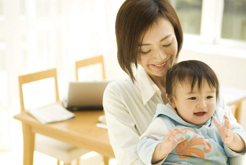 东方人,儿童,头发,两个人,家庭,母亲,儿子,客厅,坐,抱,笑,微笑,露齿笑,横图,室内,白天,正面,纯洁,电脑,笔记本电脑,植物,窗户,桌子,亚洲,阴影,服装,光线,网络,材料,档案,文件,影子,办公桌,墙,注视,休闲装,黄种人,通讯设备,玻璃窗,墙壁,墙面,树,树木,小孩,衣服,蓝色,绿色,白色,黑色,阳光,自然,资料,观察,看,张嘴,休闲,温暖,温馨,母子,一家人,休闲服,可爱,母爱,童年,童趣,服饰,生长,成长,抱着,观看,和睦,察看,无线,起居室,搂着,关注,文档,通信设备,无线网络,张大嘴巴,无线上网,便携式电脑,童真,烂漫,无邪,天真,手提电脑,男孩,年轻女性,女人,女性,亚洲人,孩子,年轻人,张开嘴,怀抱,搂,搂抱,相抱,拥抱,坐着,半身,彩图,融洽,男生