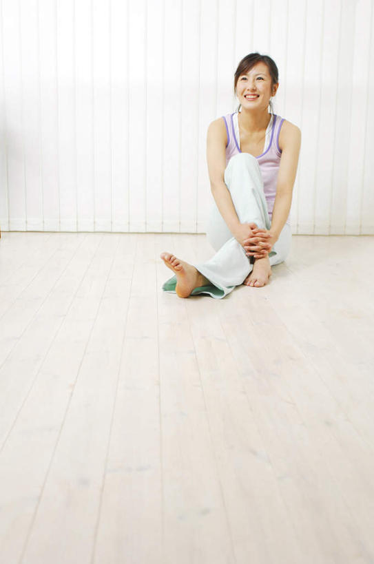 东方人,头发,一个人,坐,笑,摸,微笑,露齿笑,竖图,室内,白天,正面,锻炼,瑜伽,运动,地板,亚洲,仅一个年轻女性,仅一个女性,仅一个人,抚摸,伸展,阴影,服装,光线,影子,墙,地面,抬腿,注视,休闲装,黄种人,木地板,墙壁,墙面,衣服,粉色,黑色,阳光,观察,看,休闲,休闲服,养生,服饰,观看,察看,关注,体育,年轻女性,女人,女性,亚洲人,长发,触摸,接触,坐着,彩图,全身,健身