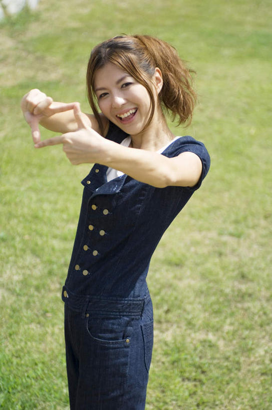 东方人,头发,一个人,站,举,笑,摸,微笑,露齿笑,竖图,俯视,室外,白天,旅游,度假,草地,草坪,植物,亚洲,仅一个年轻女性,仅一个女性,仅一个人,抚摸,阴影,服装,光线,影子,注视,休闲装,黄种人,娱乐,草,拍照,衣服,黄色,蓝色,绿色,阳光,观察,看,手势,托,站着,享受,休闲,休闲服,放松,服饰,观看,察看,关注,年轻女性,女人,女性,亚洲人,触摸,接触,举起,举手,举着,向上举,向上伸,向上托,站立,半身,彩图,高角度拍摄